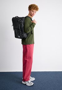 The North Face BASE CAMP VOYAGER TRAVEL PACK - Nahrbtnik - black/white