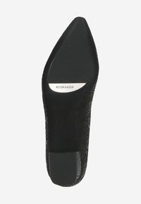 Schwarzer High-Heel-Schuh mit strukturiertem Reptilmuster, spitzer Zehe und glatter Sohle mit einem silbernen Logo-Element.