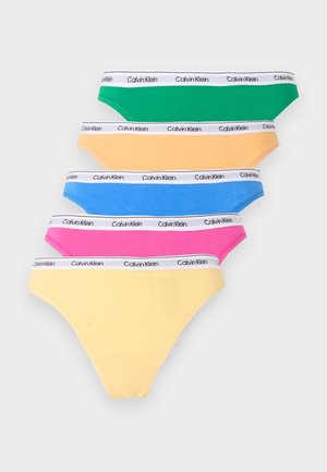 Viis rohelist, virsiku, sinist, roosat ja kollast Calvin Kleini aluspesu valgete logodega vöödega, mis on virnastatud hallile taustale.