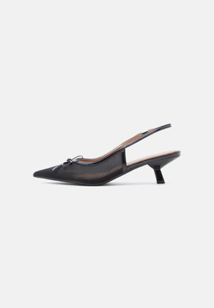 Chaussure slingback noire à bout pointu, en mesh et tissu, petit talon carré, détail nœud décoratif à l'avant.