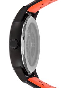 Schwarze Uhr mit einem eleganten, runden Gehäuse, verchromten Akzenten und einem orangefarbenen, perforierten Lederarmband. Verfügt über eine Krone und einen transparenten Gehäuseboden.