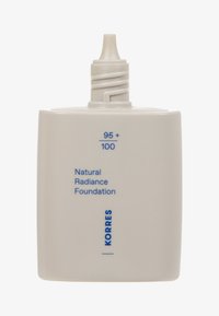 Botella cuadrada blanca con boquilla de tapa a rosca; presenta texto azul que indica los detalles del producto: "95+ 100 Base de Radiancia Natural KORRES."