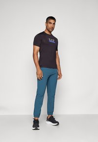 EA7 Emporio Armani VIGOR7 TEE BIG LOGO - Camiseta deportiva - black bean