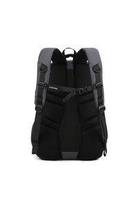 Zaino nero con schiena e spallacci in rete imbottita. Presenta una cinghia toracica regolabile e un design elegante per comfort e supporto.