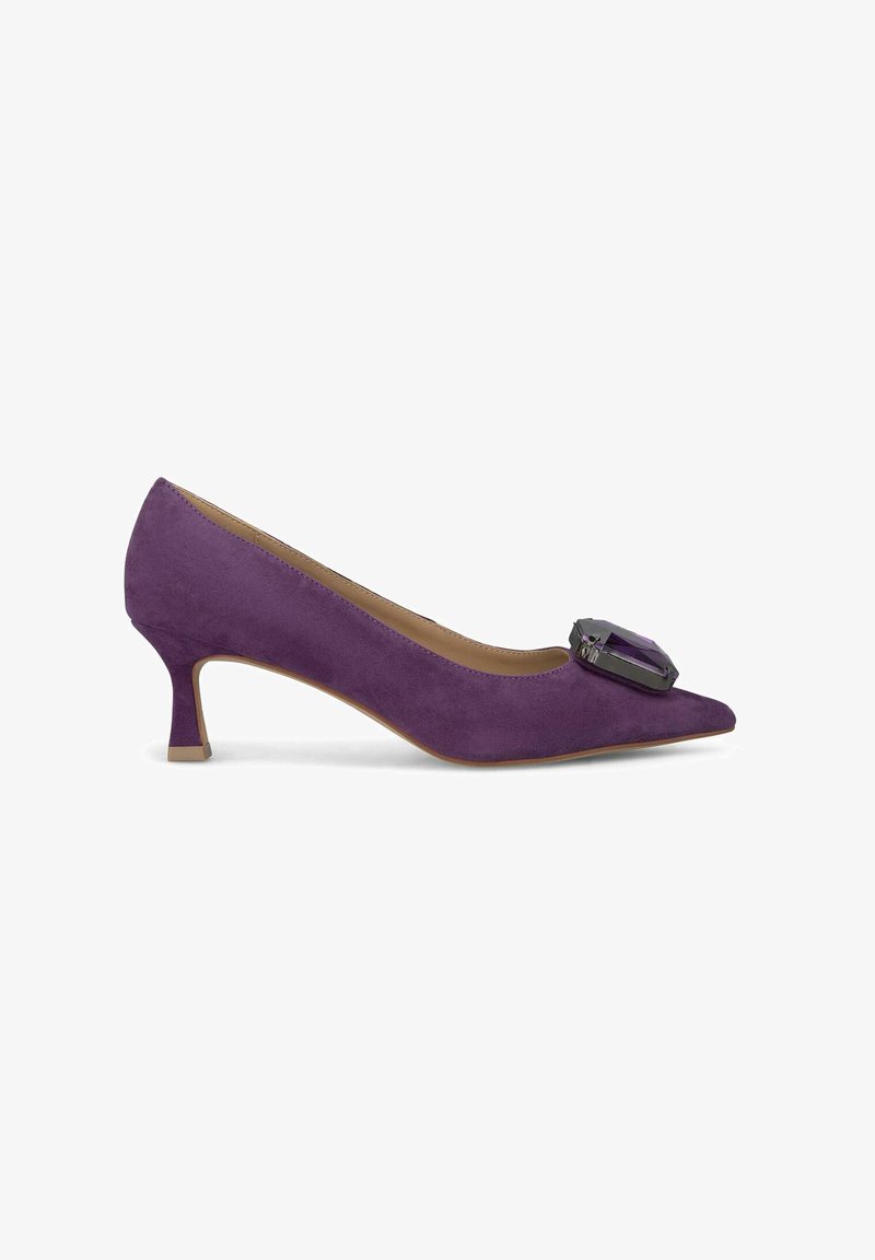 Escarpin en suede violet avec un bout pointu et un petit talon, orné d'un grand bijou noir et violet sur le devant.