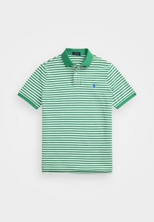 Camisa polo às riscas verdes e brancas com colarinho verde sólido. Apresenta um pequeno logótipo azul no lado esquerdo do peito e dois botões no pescoço.