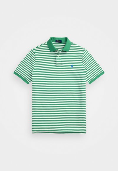 Camisa polo às riscas verdes e brancas com colarinho verde sólido. Apresenta um pequeno logótipo azul no lado esquerdo do peito e dois botões no pescoço.
