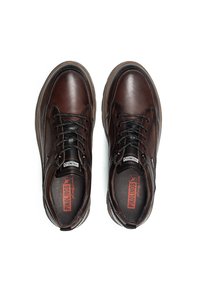 Zapatos de cuero marrón con cordones, de forma redondeada, acabado texturizado, cordones negros y detalles del logo en la lengüeta y las plantillas.