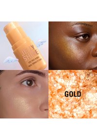 Jelly Shine-stick i oransje emballasje, med en glitrende gullhighlighter testet på hud. Inkluderer et nærbilde av den glitrende teksturen.