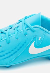 Valkosinis jalkapallo batais sušviesiais mėlynais, su lygiu sintetiniu paviršiumi, baltu Nike logotipu ir kontrastinga tekstūra ant pirštų srities. Yra raištelių sistema.