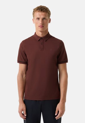 Brun polo skjorte med klassisk krave, tre knaplukninger og kontrasterende mørk kant på ærmerne. Lavet af tekstureret, åndbar stof.