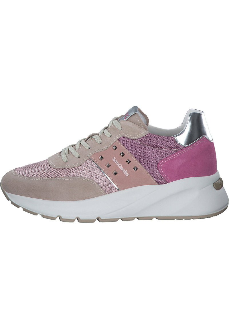 Sportssko med en blanding af pink ruskind og mesh-materialer, metalliske detaljer og en hvid mellemsål med en tekstureret ydersål.