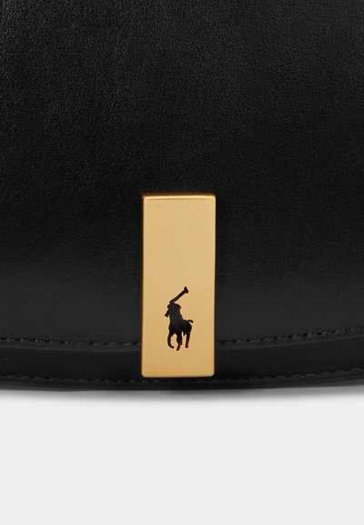 Sac en cuir noir avec une finition texturée, doté d'un accent en métal rectangulaire doré présentant une silhouette de logo polo noir.