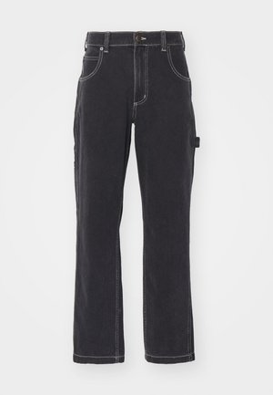 Pantalones cargo de mezclilla negra con diseño de pierna recta, costuras visibles, múltiples bolsillos y detalle de bucle lateral para accesorios.