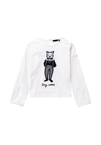 Maglietta bianca a maniche lunghe con una grafica di un orso cartoon in bianco e nero e rosa, che indossa un top nero e pantaloni con stampa leopardata, e la scritta "Rimani strano."