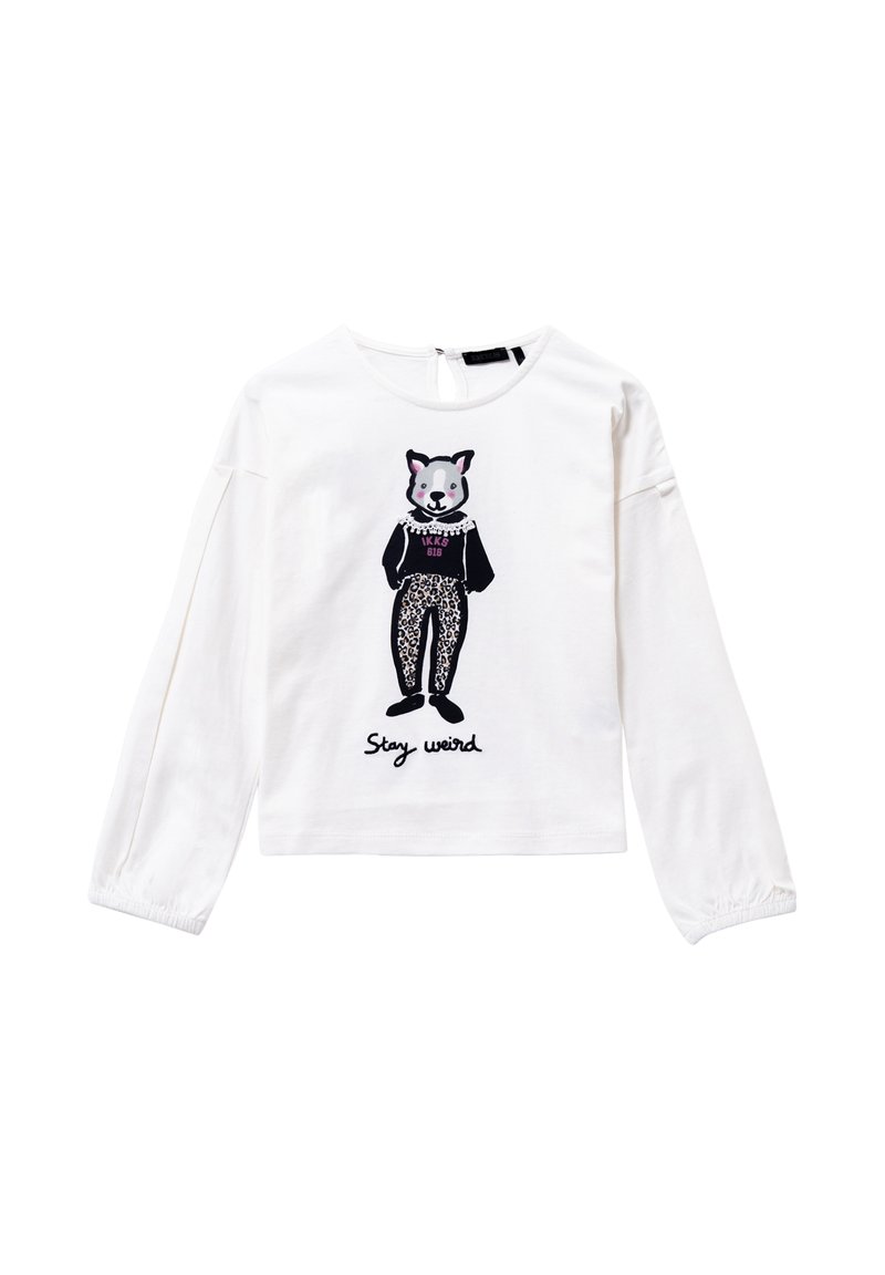 Maglietta bianca a maniche lunghe con una grafica di un orso cartoon in bianco e nero e rosa, che indossa un top nero e pantaloni con stampa leopardata, e la scritta "Rimani strano."