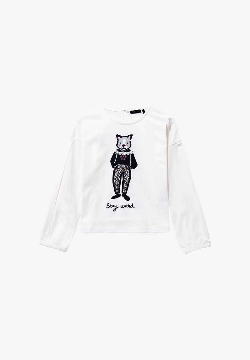 Camiseta de manga larga blanca con un gráfico de un oso de dibujos animados en negro y rosa, que lleva una camiseta negra y pantalones de estampado de leopardo, y el texto "Sigue siendo raro."