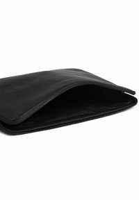 Sorte læder laptop sleeve med en glat overflade, lynlås-closure og blød indvendig foring. Enkel rektangulær form, ingen synlig hardware eller mønstre.