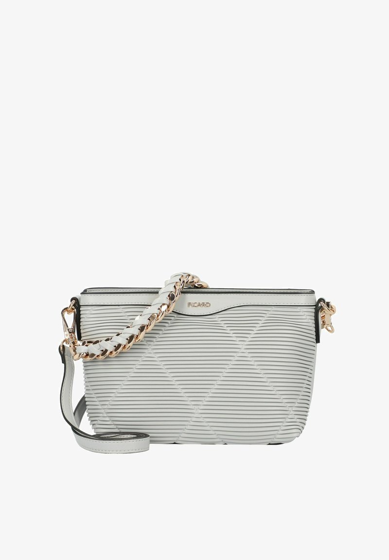 Sac bandoulière en cuir vegan matelassé gris avec une bandoulière en chaîne dorée tressée et une fermeture éclair. Présente un logo sur le devant.