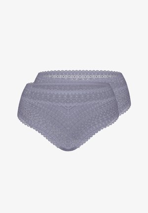 Zwei Paar Spitzen-Hipster-Slips für Damen in Lavendel mit floralen und geometrischen Mustern, mit gezackten Kanten, auf weißem Hintergrund präsentiert.