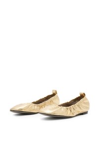 Ballerine metalliche dorate con una morbida texture stropicciata, punte appuntite e bordi elastici per una calzata sicura. Suole flessibili a profilo basso.