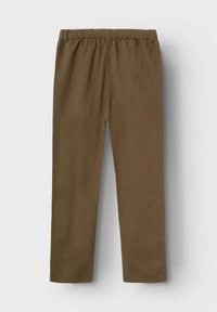 Bruine elastische taillebroek met rechte pijpen, van achteren getoond op een lichte, effen achtergrond.