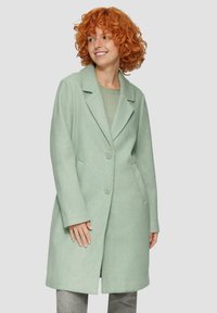 Lichtgroene wollen blend jas met een notch-kraag, twee voorknoopsluitingen en zijzakken. Zachte textuur en een relaxed, getailleerd pasvorm.