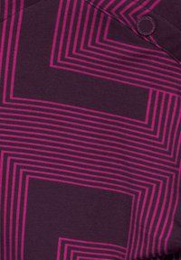 Tela morada con audaces rayas rosas en ángulo en un diseño en capas. Incluye un pequeño detalle de logo en la esquina superior.