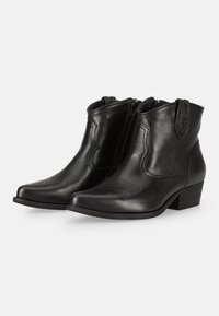 Botas de cuero negras hasta el tobillo con punta afilada, cremallera lateral, costuras decorativas y acentos texturizados en la parte frontal. Tacón bajo en bloque.