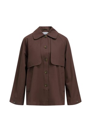 Giacca marrone con bottoni, colletto ampio, dettaglio a pattina sul petto, maniche lunghe e tasche su entrambi i lati, mostrata su sfondo bianco.