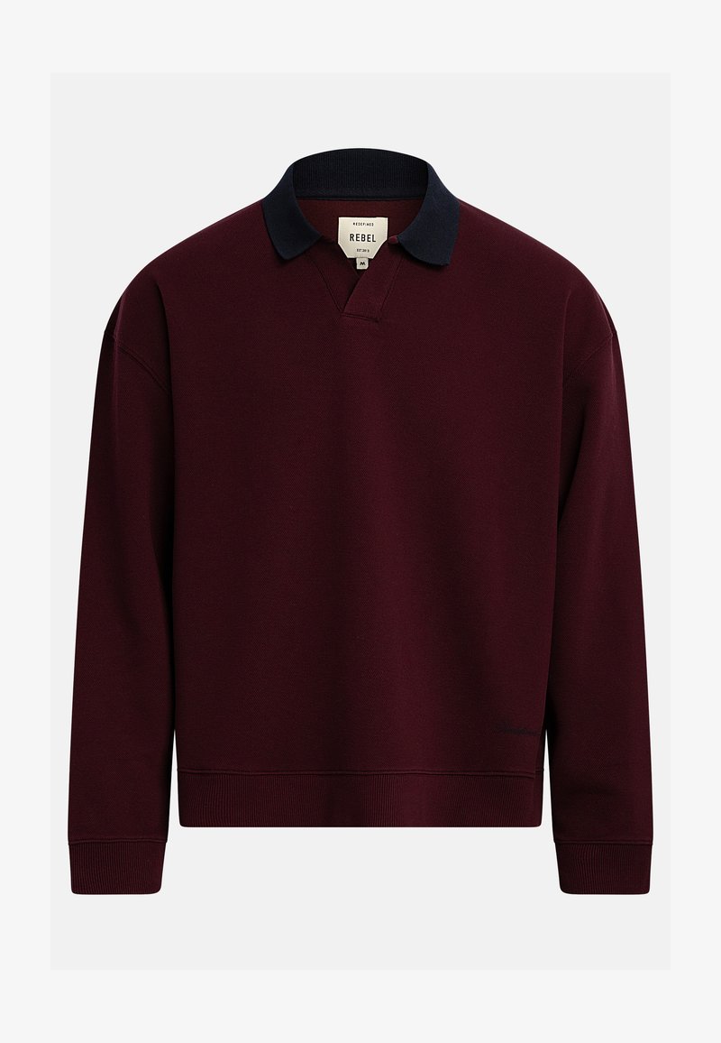 Bluza polo lungă bordo închis cu mâneci lungi, guler negru și manșete rib, inscripționată "Rebel" în interiorul gulerului.