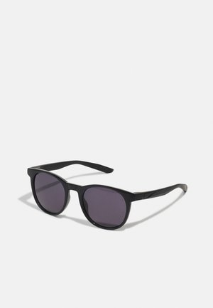 Gafas de sol negras con lentes oscuros, marco rectangular y brazos estilizados. Presenta un acabado suave y detalles de diseño sutiles.