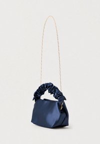 Tengerészkék selymes kézitáska, gyűrt szövetfogantyúval és arany lánccal. Szerkezeti formával és sima textúrával rendelkezik.