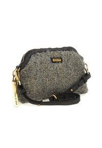 Borsa crossbody in tessuto grigio con trama, rifiniture in pelle nera, cerniera dorata, etichetta metallica dorata e tracolla nera regolabile.