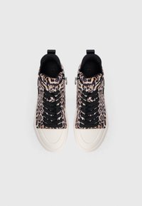 Tenisi înalte cu imprimeu leopard, șireturi negre și talpă din cauciuc de culoare crem, cu detalii cu fermoar pe laterale.