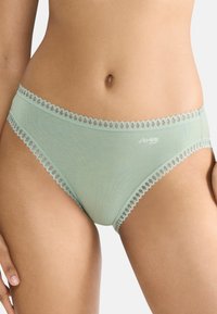 Mintgrön hipsterunderkläder med delikat spetskant längs midjebandet och benöppningarna, tillverkade av mjukt och stretchigt tyg.