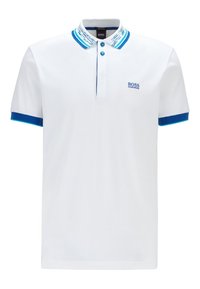 Vit polo skjorta i bomull med en blå, mönstrad krage och blå detaljer på ärmarna. Har två knappar och en liten logga på bröstet.