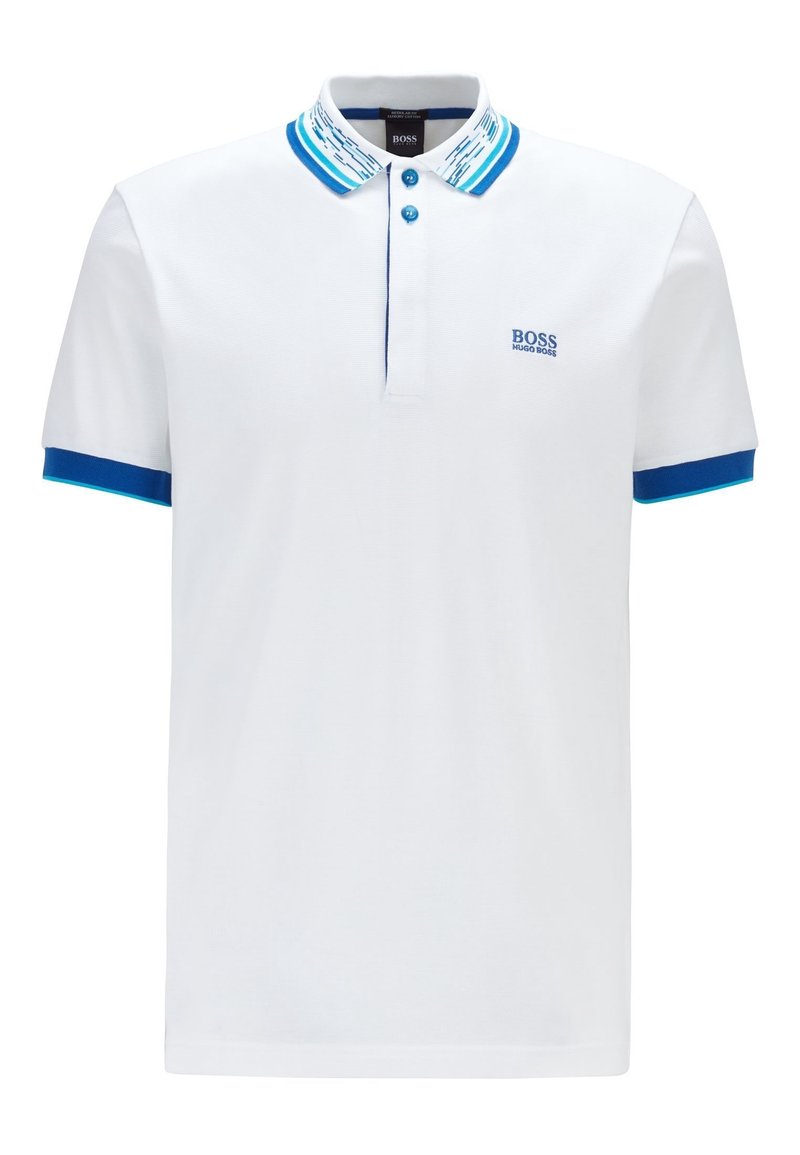 Vit polo skjorta i bomull med en blå, mönstrad krage och blå detaljer på ärmarna. Har två knappar och en liten logga på bröstet.