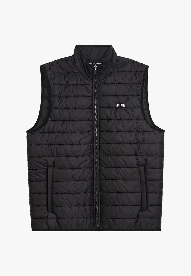 Čierna vypchávkovaná vesta s vysokým golierom, plným zipsom, prešívaným vzorom a dvoma bočnými vreckami. Na prednej strane sa nachádza logo značky "UNFAIR".