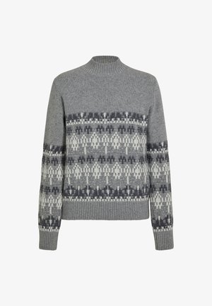 Pull gris tricoté avec un col montant, présentant un motif de formes géométriques gris clair et foncé sur la poitrine et les manches.