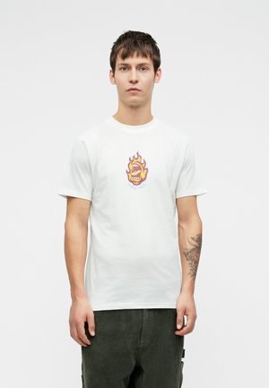 Hvid bomulds t-shirt med et farverigt flamme design med en åben mund og teksten "SANTA CRUZ." Kortærmet og i klassisk pasform.