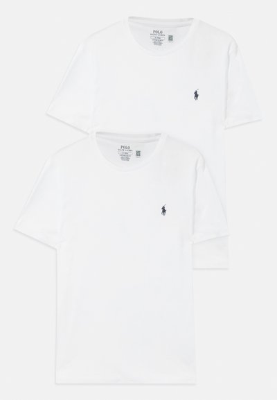 Duas t-shirts de algodão brancas com mangas curtas, apresentando um pequeno logótipo azul-marinho no peito e um clássico decote redondo.