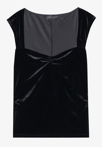 Top de terciopelo negro con mangas con forma de campana, que presenta un detalle fruncido en la parte delantera y un panel negro liso en la parte trasera. El material tiene un acabado brillante.