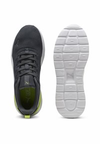 Chaussures de sport pour hommes avec une tige en maille grise, des accents lime et une semelle en caoutchouc blanc présentant un motif texturé. Lacets et languette rembourrée inclus.