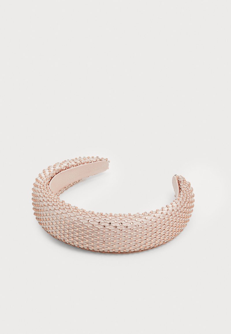 Fivela em rosa dourado com um design de rede texturizada, apresentando pequenas contas espaçadas uniformemente e um revestimento interior liso para conforto.