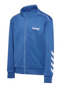 Niebieska kurtka sportowa na zamek, wykonana z gładkiego materiału, z białymi paskami na ramionach i białymi chevronami na rękawach. Logo Hummel na piersi.