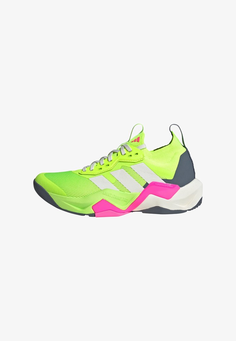 Scarpa da ginnastica verde neon con accenti grigi, tre strisce bianche e dettagli rosa. Presenta una tomaia texture e una suola ammortizzata.