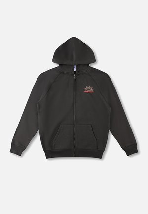 Čierna mikina na zips s kapucňou, prednými vreckami a malým logom na ľavej strane hrudníka s hviezdami a červeným textom.