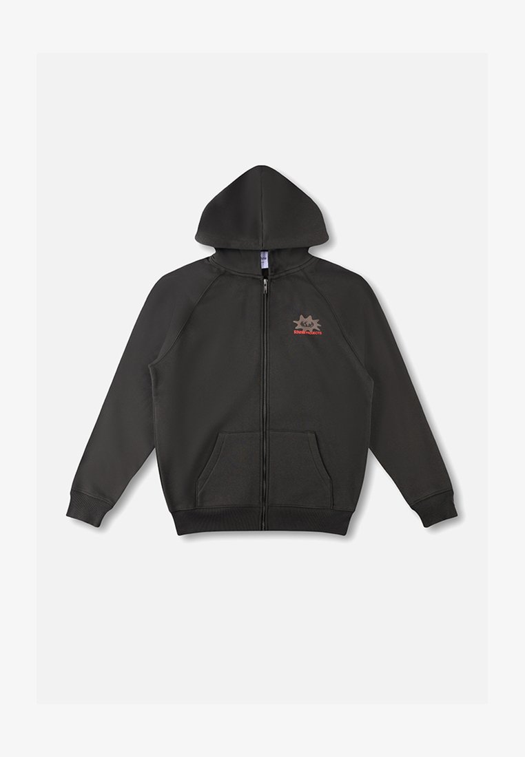 Zwarte capuchontrui met ritssluiting, voorzakken en een klein logo op de linkerborst met sterren en rode tekst.