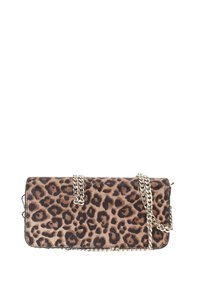 Bolso rectangular de estampado de leopardo con una correa de cadena dorada colgada en la parte delantera, sobre un fondo blanco.
